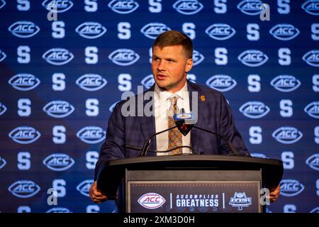 Charlotte, NC, USA. Juli 2024. Syracuse Orange Quarterback Kyle McCord spricht mit den Medien während des ACC Football Kickoff 2024 im Hilton Uptown Charlotte in Charlotte, NC. (Scott Kinser/CSM). Quelle: csm/Alamy Live News Stockfoto