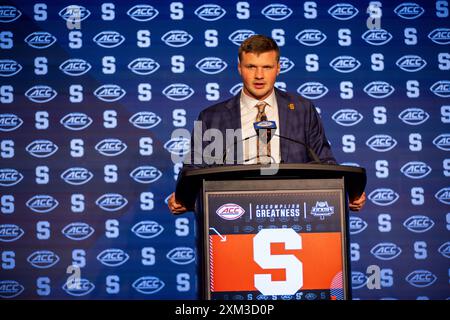 Charlotte, NC, USA. Juli 2024. Syracuse Orange Quarterback Kyle McCord spricht mit den Medien während des ACC Football Kickoff 2024 im Hilton Uptown Charlotte in Charlotte, NC. (Scott Kinser/CSM). Quelle: csm/Alamy Live News Stockfoto