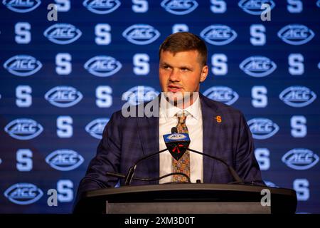 Charlotte, NC, USA. Juli 2024. Syracuse Orange Quarterback Kyle McCord spricht mit den Medien während des ACC Football Kickoff 2024 im Hilton Uptown Charlotte in Charlotte, NC. (Scott Kinser/CSM). Quelle: csm/Alamy Live News Stockfoto