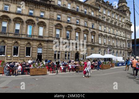 Leute essen und trinken draußen an einem sonnigen Tag in Glasgow, Schottland, Großbritannien Stockfoto