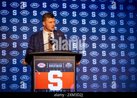 Charlotte, NC, USA. Juli 2024. Syracuse Orange Quarterback Kyle McCord spricht mit den Medien während des ACC Football Kickoff 2024 im Hilton Uptown Charlotte in Charlotte, NC. (Scott Kinser/CSM). Quelle: csm/Alamy Live News Stockfoto