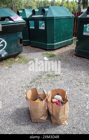 Zwei Müllsäcke warten darauf, an der Recyclingstation in Malmköping, Schweden, für das Recycling sortiert zu werden. Stockfoto