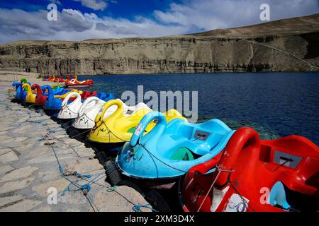 Schwanenförmige Tretboote im Band-e-Amir-Nationalpark in der Provinz Bamiyan, Zentralafghanistan. Stockfoto