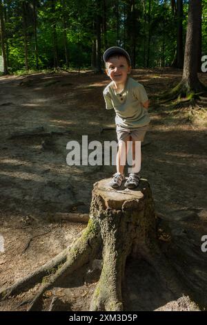 Hruboskalsko Felsenpanorama, Vater und Sohn wandern in Cesky raj Stockfoto