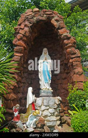 Skulptur unserer Lieben Frau von Lourdes im Garten der katholischen Kirche Santa Cruz am Chao Phraya Riverbank, Kudi Chin Viertel in Bangkok, Thailand Stockfoto