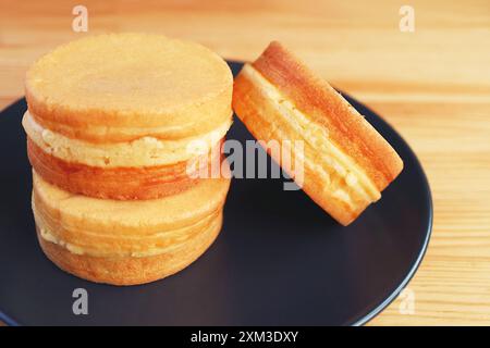 Stapel beliebter japanischer Pan Cakes namens Obanyaki oder Imagawayaki Stockfoto
