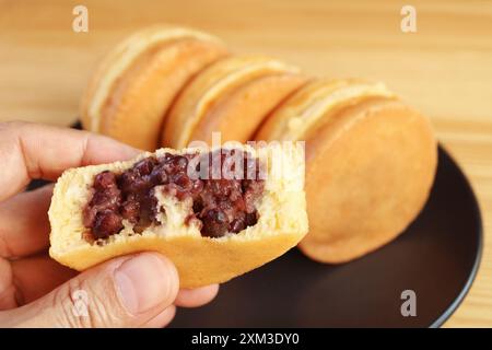 Traditionelles japanisches Dessert namens Imagawayaki oder Obanyaki, ein leckerer Azuki Red Bean Paste gefüllter Pfannkuchen Stockfoto