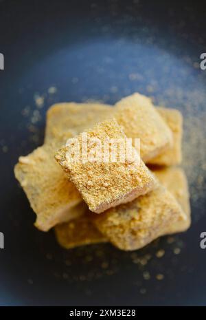 Köstliches japanisches traditionelles Konfekt namens Warabimochi, bedeckt mit Kinako Sojabohnenmehl Stockfoto