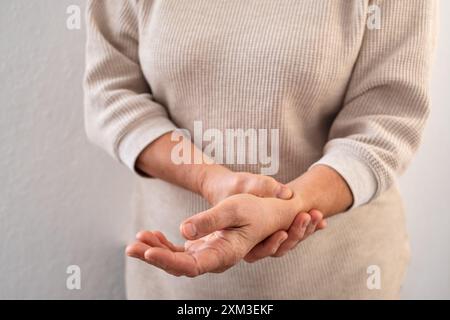 Messarm-Pulskontrolle mit alter Hand bei weiblicher Hand. Stockfoto