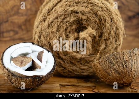 Getrocknete Kopra-Zellstoff und Seile aus Fasern der Kokosnuss Cocos nucifera Stockfoto