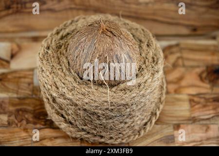 Getrocknete Kopra-Zellstoff und Seile aus Fasern der Kokosnuss Cocos nucifera Stockfoto