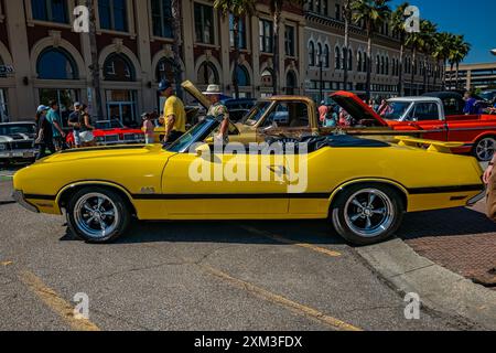 Gulfport, MS - 01. Oktober 2023: Hochperspektivische Seitenansicht eines 1970er Oldsmobile 442 Cabriolets auf einer lokalen Autoshow. Stockfoto