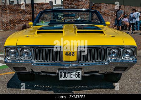 Gulfport, MS - 01. Oktober 2023: Hochperspektivische Vorderansicht eines 1970er Oldsmobile 442 Cabriolets auf einer lokalen Autoshow. Stockfoto