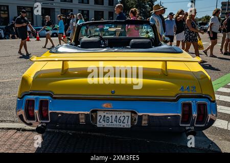 Gulfport, MS - 01. Oktober 2023: Hochperspektivische Rückansicht eines 1970er Oldsmobile 442 Cabriolets auf einer lokalen Autoshow. Stockfoto