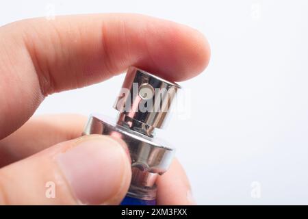 Drücken Sie die Taste, indem Sie die blaue Desinfektionsflasche aufsprühen. Schutz vor Viren, Gesundheitskonzept. Stockfoto