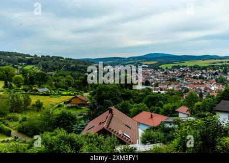 Ein kurzer Spaziergang am Rande des Thüringer Waldes zum Schloss Hallenburg vom Skigebiet Knüllfeld - Steinbach-Hallenberg - Thüringen - Deutschland Stockfoto