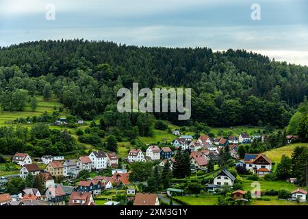 Ein kurzer Spaziergang am Rande des Thüringer Waldes zum Schloss Hallenburg vom Skigebiet Knüllfeld - Steinbach-Hallenberg - Thüringen - Deutschland Stockfoto