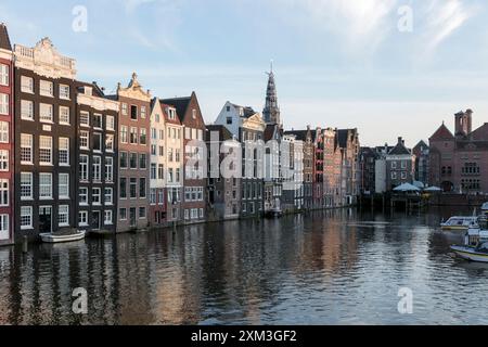 Reihe alter traditioneller Häuser im Damrak im Zentrum von Amsterdam. Stockfoto