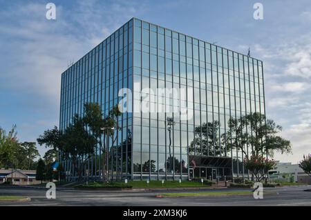 Houston, Texas, USA, 23. 06. 2024: Außenansicht des Firmengebäudes von Wells Fargo. Stockfoto