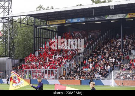 Deventer, Niederlande. Juli 2024. DEVENTER, Stadion de Adelaarshorst, 25.07.2024, Saison 2024/2025, Qualifikation für die UEFA Conference League. Während des Spiels Go Ahead Eagles - SK Brann, Fans von SK Brann Credit: Pro Shots/Alamy Live News Stockfoto