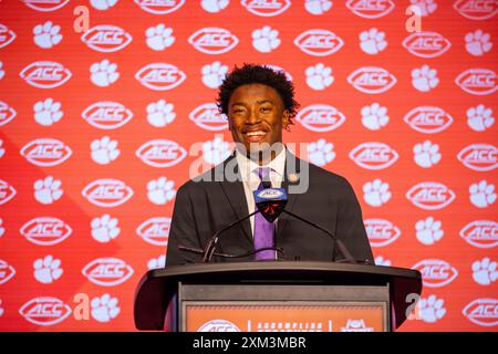 Charlotte, NC, USA. Juli 2024. Clemson Tigers Linebacker Barrett Carter spricht mit den Medien während des ACC Football Kickoff 2024 im Hilton Uptown Charlotte in Charlotte, NC. (Scott Kinser/CSM). Quelle: csm/Alamy Live News Stockfoto