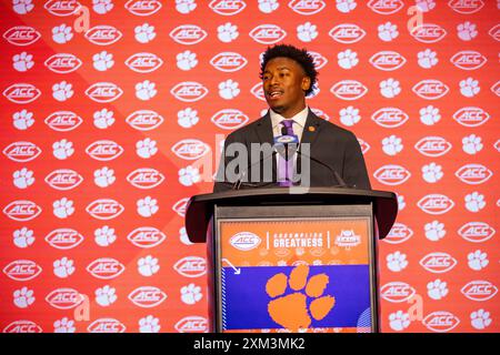 Charlotte, NC, USA. Juli 2024. Clemson Tigers Linebacker Barrett Carter spricht mit den Medien während des ACC Football Kickoff 2024 im Hilton Uptown Charlotte in Charlotte, NC. (Scott Kinser/CSM). Quelle: csm/Alamy Live News Stockfoto