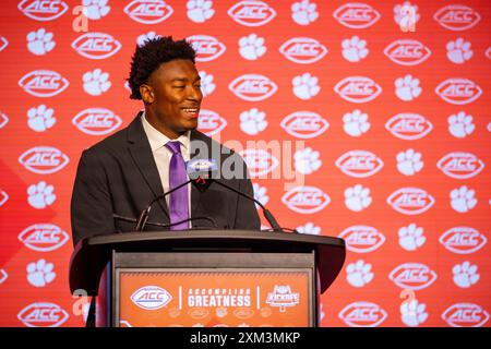 Charlotte, NC, USA. Juli 2024. Clemson Tigers Linebacker Barrett Carter spricht mit den Medien während des ACC Football Kickoff 2024 im Hilton Uptown Charlotte in Charlotte, NC. (Scott Kinser/CSM). Quelle: csm/Alamy Live News Stockfoto