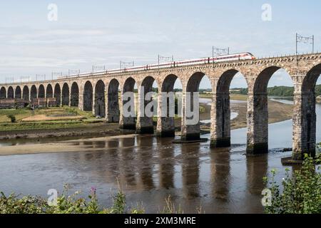 LNER Azuma Zug überquert die Royal Border Bridge in Berwick upon Tweed, England, Großbritannien Stockfoto