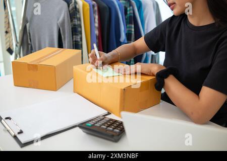 Start-up-Unternehmen oder kleine KMU-Unternehmer eröffnen ein Büro zu Hause, führen Online-Geschäfte durch und überprüfen den Produktbestand, bevor sie Produkte entsprechend versenden Stockfoto