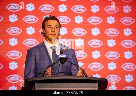 Charlotte, NC, USA. Juli 2024. Clemson Tigers Quarterback Cade Klubnik spricht mit den Medien während des ACC Football Kickoff 2024 im Hilton Uptown Charlotte in Charlotte, NC. (Scott Kinser/CSM). Quelle: csm/Alamy Live News Stockfoto