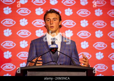 Charlotte, NC, USA. Juli 2024. Clemson Tigers Quarterback Cade Klubnik spricht mit den Medien während des ACC Football Kickoff 2024 im Hilton Uptown Charlotte in Charlotte, NC. (Scott Kinser/CSM). Quelle: csm/Alamy Live News Stockfoto