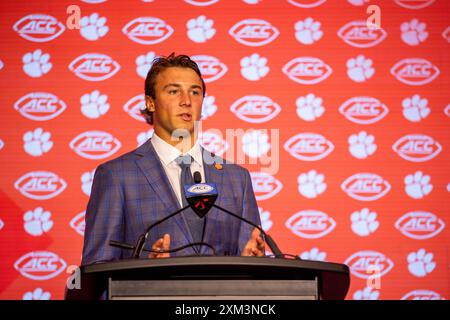 Charlotte, NC, USA. Juli 2024. Clemson Tigers Quarterback Cade Klubnik spricht mit den Medien während des ACC Football Kickoff 2024 im Hilton Uptown Charlotte in Charlotte, NC. (Scott Kinser/CSM). Quelle: csm/Alamy Live News Stockfoto