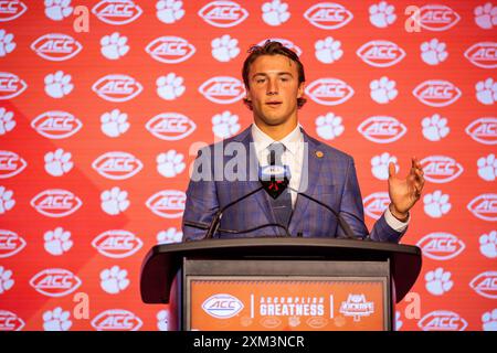 Charlotte, NC, USA. Juli 2024. Clemson Tigers Quarterback Cade Klubnik spricht mit den Medien während des ACC Football Kickoff 2024 im Hilton Uptown Charlotte in Charlotte, NC. (Scott Kinser/CSM). Quelle: csm/Alamy Live News Stockfoto