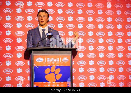 Charlotte, NC, USA. Juli 2024. Clemson Tigers Quarterback Cade Klubnik spricht mit den Medien während des ACC Football Kickoff 2024 im Hilton Uptown Charlotte in Charlotte, NC. (Scott Kinser/CSM). Quelle: csm/Alamy Live News Stockfoto