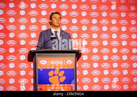 Charlotte, NC, USA. Juli 2024. Clemson Tigers Quarterback Cade Klubnik spricht mit den Medien während des ACC Football Kickoff 2024 im Hilton Uptown Charlotte in Charlotte, NC. (Scott Kinser/CSM). Quelle: csm/Alamy Live News Stockfoto