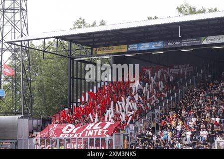 Deventer, Niederlande. Juli 2024. DEVENTER, Stadion de Adelaarshorst, 25.07.2024, Saison 2024/2025, Qualifikation für die UEFA Conference League. Während des Spiels Go Ahead Eagles - SK Brann, Fans von SK Brann Credit: Pro Shots/Alamy Live News Stockfoto