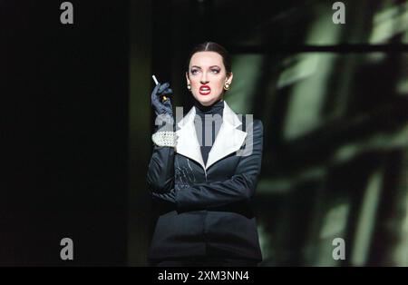 Jennifer France (die Prinzessin) in ORPHEE an der English National Opera (ENO), London Coliseum, London WC2 15/11/2019 Musik & Libretto: Philip Glass nach dem Film von Jean Cocteau Englische Übersetzung: Robert Brustein & Emma Jenkins Dirigent: Geoffrey Paterson Set Design: Lizzie Clachan Lichtdesign: Lucy Carter Video & Animation: Lightmap Choreographie: Danielle Agami Kostüm & Video Design & Regisseur: Netia Jones Stockfoto