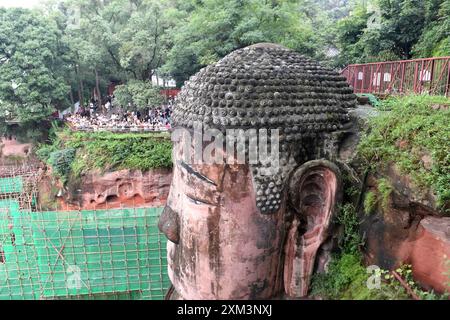 Leshan, China. Juli 2024. Am 25. Juli 2024 besuchen Touristen den malerischen Ort Leshan Giant Buddha in Leshan, China. (Foto: Costfoto/NurPhoto) Credit: NurPhoto SRL/Alamy Live News Stockfoto