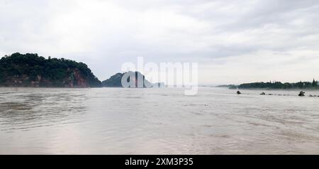 Leshan, China. Juli 2024. Am 25. Juli 2024 besuchen Touristen den malerischen Ort Leshan Giant Buddha in Leshan, China. (Foto: Costfoto/NurPhoto) Credit: NurPhoto SRL/Alamy Live News Stockfoto