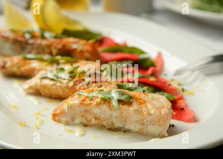 Gegrilltes Lachsfilet mit mariniertem Gemüse auf dem Restauranttisch Stockfoto