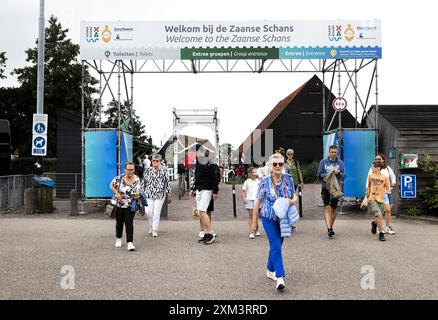 ZAANDAM - Menschenmassen im Zaanse Schans. Eine Eintrittskarte für alle Windmühlen und Museen in Zaanse Schans ist vorübergehend als Teil eines Piloten zum Verkauf erhältlich. Das Gebiet von Zaanse Schans selbst ist weiterhin frei zugänglich. ANP RAMON VAN FLYMEN niederlande aus - belgien aus Stockfoto