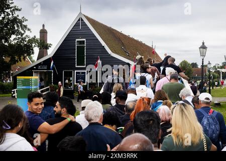 ZAANDAM - Menschenmassen im Zaanse Schans. Eine Eintrittskarte für alle Windmühlen und Museen in Zaanse Schans ist vorübergehend als Teil eines Piloten zum Verkauf erhältlich. Das Gebiet von Zaanse Schans selbst ist weiterhin frei zugänglich. ANP RAMON VAN FLYMEN niederlande aus - belgien aus Stockfoto