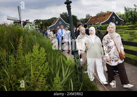 ZAANDAM - Menschenmassen im Zaanse Schans. Eine Eintrittskarte für alle Windmühlen und Museen in Zaanse Schans ist vorübergehend als Teil eines Piloten zum Verkauf erhältlich. Das Gebiet von Zaanse Schans selbst ist weiterhin frei zugänglich. ANP RAMON VAN FLYMEN niederlande aus - belgien aus Stockfoto