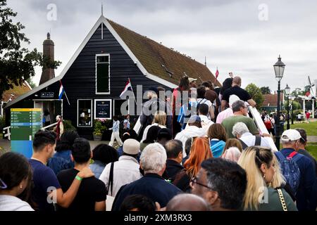 ZAANDAM - Menschenmassen im Zaanse Schans. Eine Eintrittskarte für alle Windmühlen und Museen in Zaanse Schans ist vorübergehend als Teil eines Piloten zum Verkauf erhältlich. Das Gebiet von Zaanse Schans selbst ist weiterhin frei zugänglich. ANP RAMON VAN FLYMEN niederlande aus - belgien aus Stockfoto