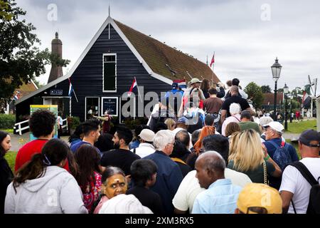 ZAANDAM - Menschenmassen im Zaanse Schans. Eine Eintrittskarte für alle Windmühlen und Museen in Zaanse Schans ist vorübergehend als Teil eines Piloten zum Verkauf erhältlich. Das Gebiet von Zaanse Schans selbst ist weiterhin frei zugänglich. ANP RAMON VAN FLYMEN niederlande aus - belgien aus Stockfoto