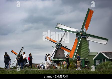 ZAANDAM - Menschenmassen im Zaanse Schans. Eine Eintrittskarte für alle Windmühlen und Museen in Zaanse Schans ist vorübergehend als Teil eines Piloten zum Verkauf erhältlich. Das Gebiet von Zaanse Schans selbst ist weiterhin frei zugänglich. ANP RAMON VAN FLYMEN niederlande aus - belgien aus Stockfoto