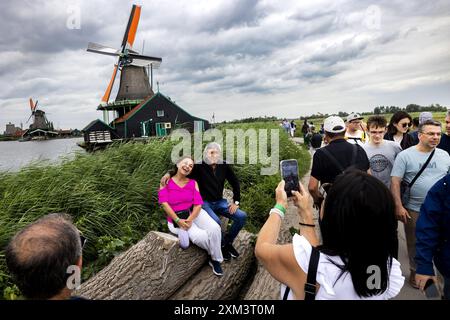 ZAANDAM - Menschenmassen im Zaanse Schans. Eine Eintrittskarte für alle Windmühlen und Museen in Zaanse Schans ist vorübergehend als Teil eines Piloten zum Verkauf erhältlich. Das Gebiet von Zaanse Schans selbst ist weiterhin frei zugänglich. ANP RAMON VAN FLYMEN niederlande aus - belgien aus Stockfoto