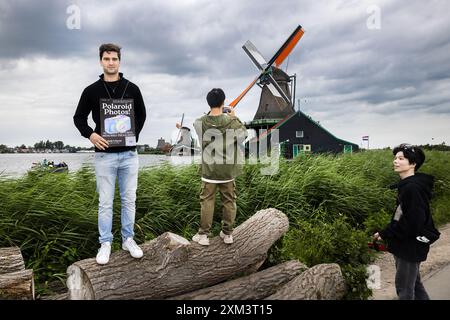 ZAANDAM - Menschenmassen im Zaanse Schans. Eine Eintrittskarte für alle Windmühlen und Museen in Zaanse Schans ist vorübergehend als Teil eines Piloten zum Verkauf erhältlich. Das Gebiet von Zaanse Schans selbst ist weiterhin frei zugänglich. ANP RAMON VAN FLYMEN niederlande aus - belgien aus Stockfoto