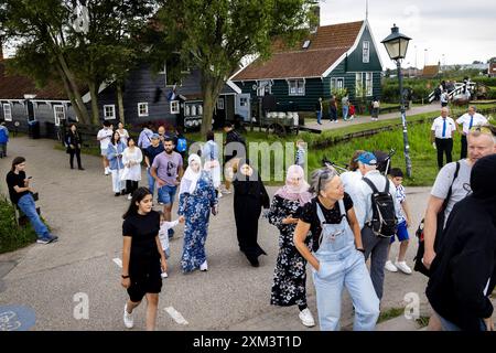 ZAANDAM - Menschenmassen im Zaanse Schans. Eine Eintrittskarte für alle Windmühlen und Museen in Zaanse Schans ist vorübergehend als Teil eines Piloten zum Verkauf erhältlich. Das Gebiet von Zaanse Schans selbst ist weiterhin frei zugänglich. ANP RAMON VAN FLYMEN niederlande aus - belgien aus Stockfoto