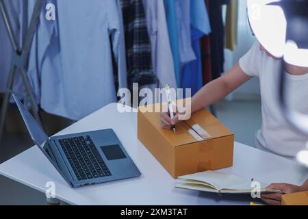 Start-up-Unternehmen oder kleine KMU-Unternehmer eröffnen ein Büro zu Hause, führen Online-Geschäfte durch und überprüfen den Produktbestand, bevor sie Produkte entsprechend versenden Stockfoto